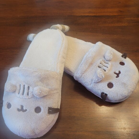 🐾 Cozy GUND Pusheen Cat Slippers – Soft, Cute & Comfy for Home Lounging 💕 - Picture 2 of 3